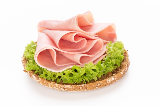 Sandwich mit Schweinefleischschinken auf weißem Hintergrund.