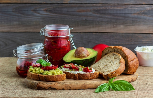 Sandwich mit sonnengetrockneten Tomaten, Avocado, Basilikum, Quark auf Croutons