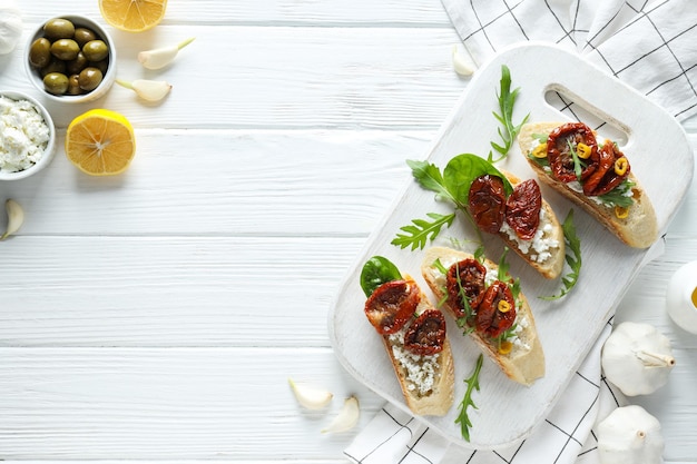 Sandwich mit sonnengetrockneten Tomaten leckeren Snack-Konzept