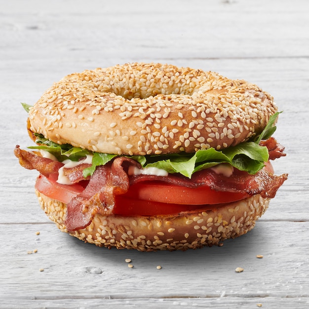 Foto sandwich mit speck und gemüse