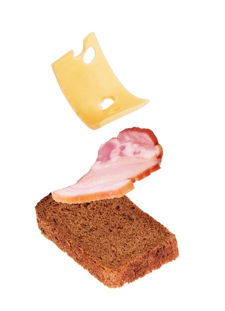 Sandwich mit Speck und Käse auf weißem Hintergrund