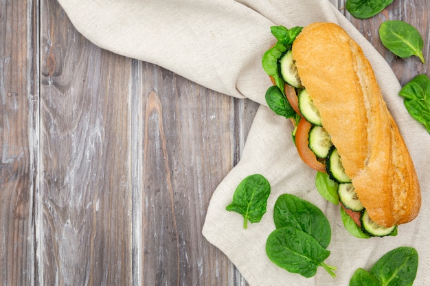 Foto sandwich mit spinat- und gurkenscheiben
