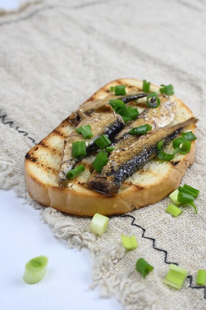 Sandwich mit Sprotten auf Holztisch. Ansicht von oben.