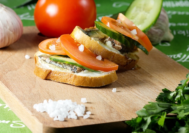 Sandwich mit Sprotten und Gemüse