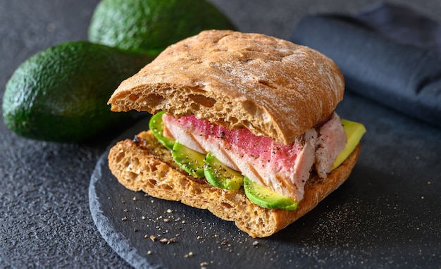 Sandwich mit Thunfisch und Avocado