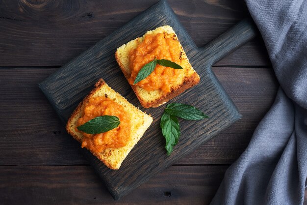 Sandwich mit Toast und Zucchinikaviar.