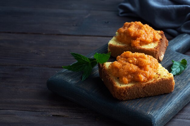 Sandwich mit Toast und Zucchinikaviar.