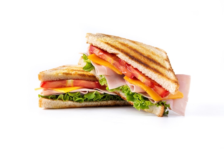 Foto sandwich mit tomaten, salat, schinken und käse auf weißem hintergrund.
