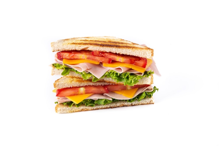 Foto sandwich mit tomaten, salat, schinken und käse auf weißem hintergrund.