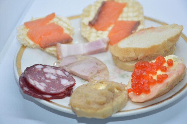 Foto sandwich mit verschiedenen canape-füllungen