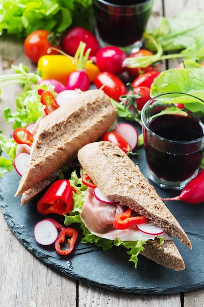 Sandwich mit Vollkornbrot und Schinken