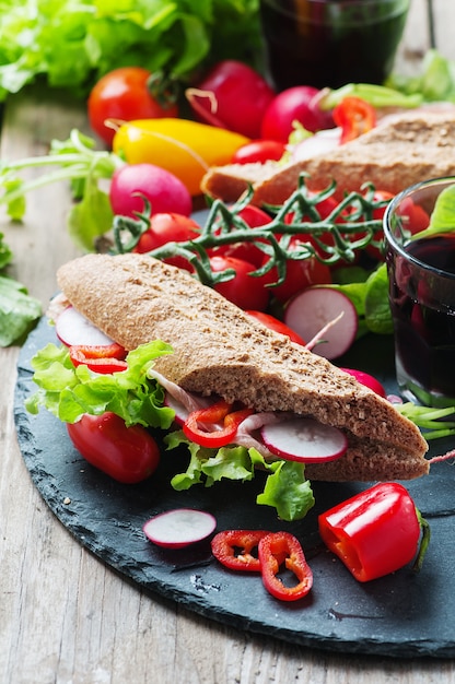 Sandwich mit Vollkornbrot und Schinken