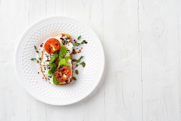 Sandwich mit Weichkäse und geschnittenen Tomaten