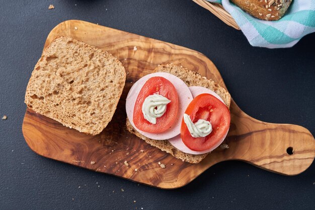 Sandwich mit Wurst und Tomaten.