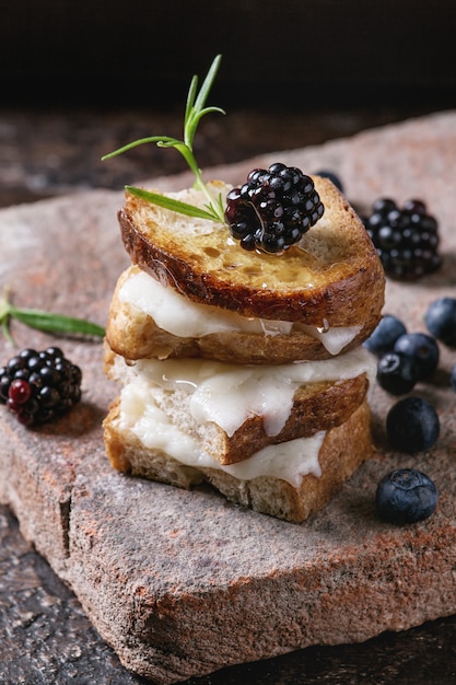 Sandwich mit Ziegenkäse und Beeren