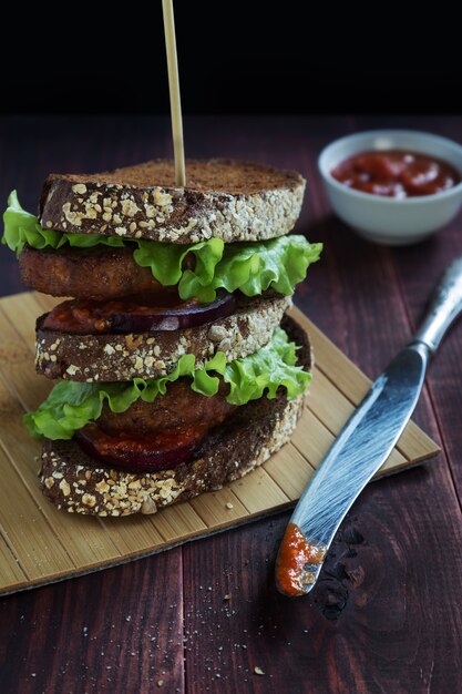 Sandwich mit Zwiebeln, Salat und Schnitzel