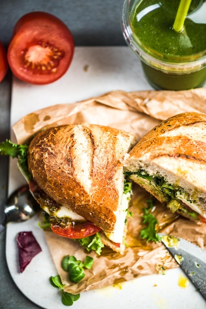 Sándwich de mozarella de tomate y pesto