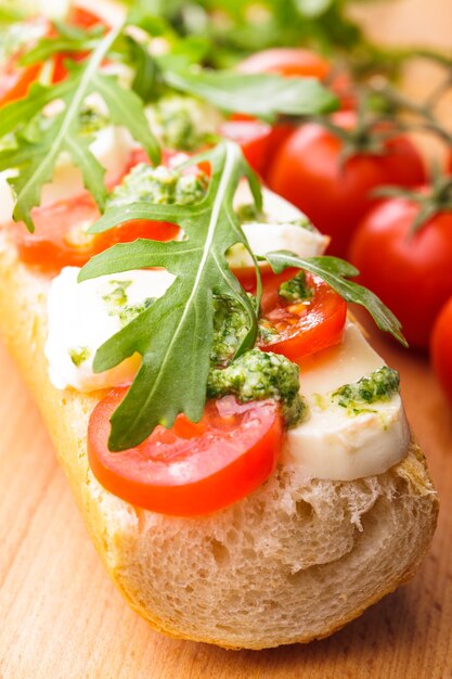 Sándwich de mozzarella, tomate, rúcula y pesto