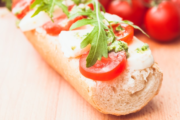 Sándwich de mozzarella, tomate, rúcula y pesto