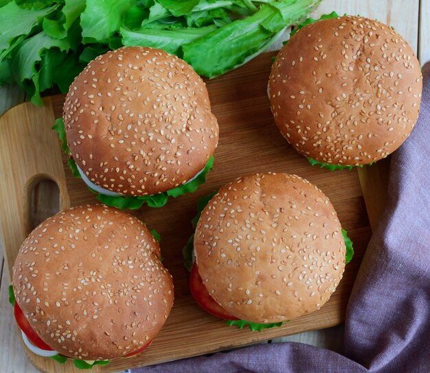 Sandwich nach Hause der Hamburgerbrötchen weich. Die Draufsicht. Vier Stücke.