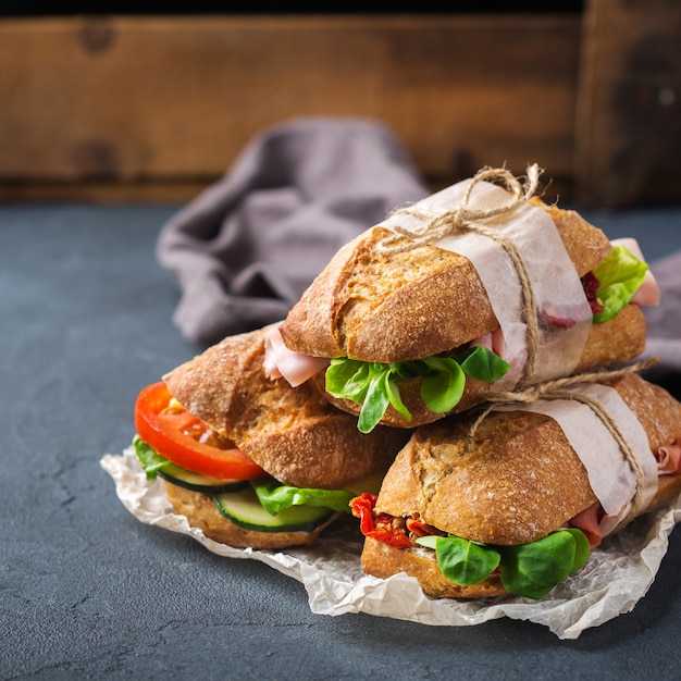 Sándwich de pan de centeno fresco con jamón lechuga y tomate