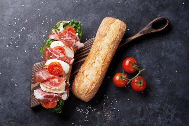 Sándwich de pan ciabatta con ensalada de prosciutto y mozzarella