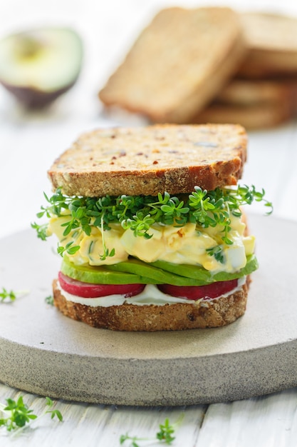 sándwich de pan sin gluten con lino y pipas de girasol con queso crema