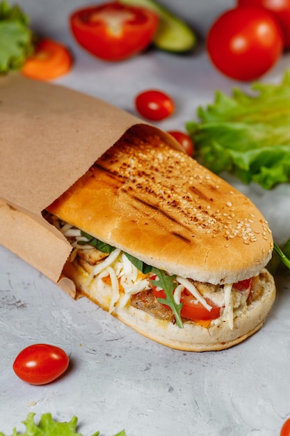 Foto sándwich de panini con pollo crujiente y ensalada de rucola