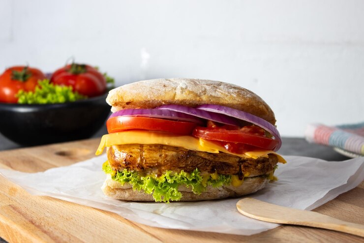 El sándwich de panino, el queso de pollo y el tocino.