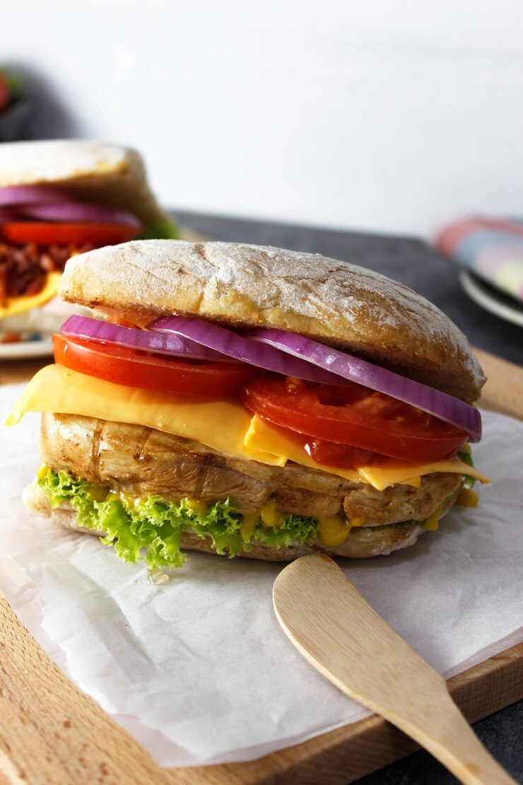 El sándwich de panino, el queso de pollo y el tocino.