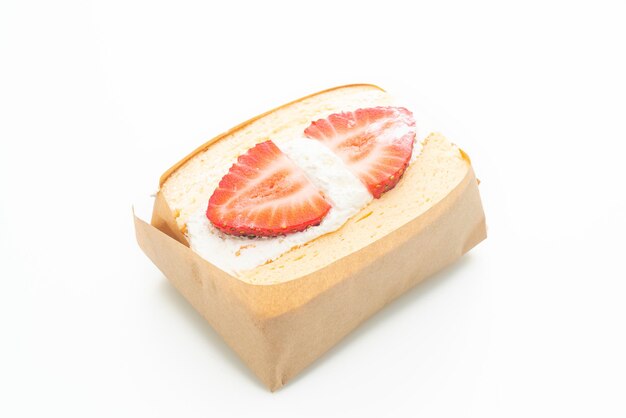 Sándwich de panqueques crema fresca de fresa aislado sobre fondo blanco