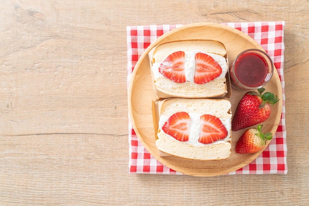 Sándwich de panqueques fresa crema fresca