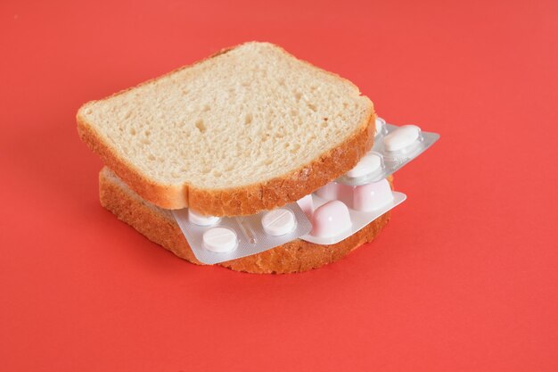 Foto sándwich con paquetes de pastillas en lugar de relleno