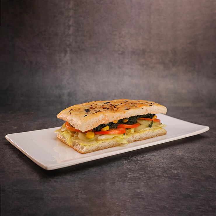 sándwich a la parrilla de verduras con plato