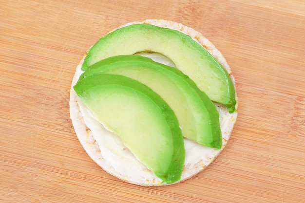 Sándwich de pastel de arroz con aguacate fresco y queso crema