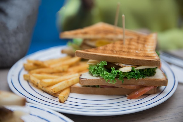 Sándwich y patata en un plato