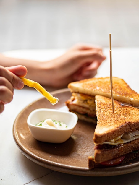 SANDWICH CON PATATAS MANO Y SALSA RESTAURANTE