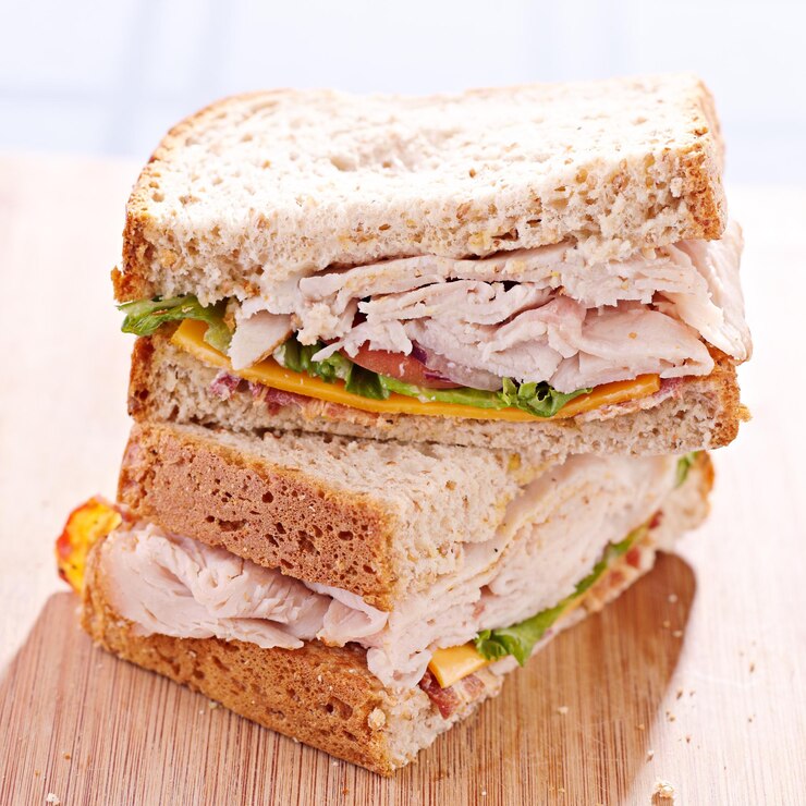 un sándwich de pavo cortado en dos con enfoque selectivo