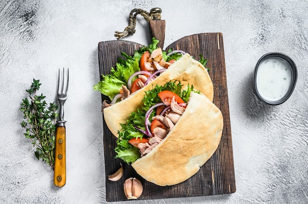 Sándwich de pita con pollo asado, verduras y deliciosa salsa en blanco. Vista superior.