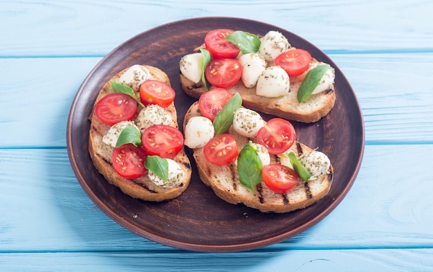 Sándwich a la plancha con tomates cherry y mozzarella y albahaca