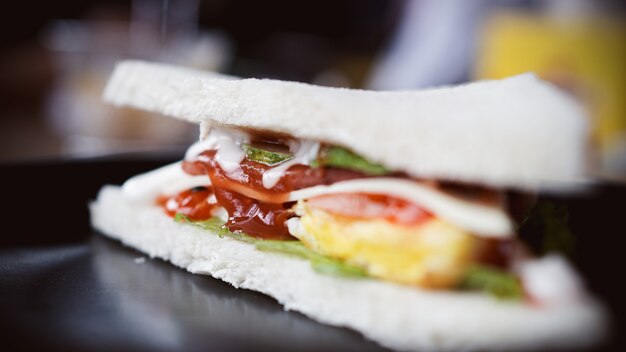 Sándwich en el plato en la mesa superior