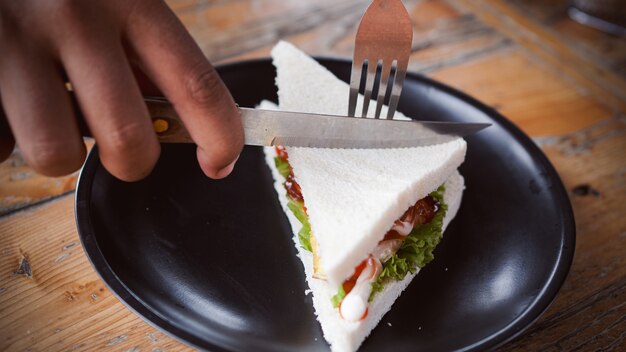 Foto sándwich en el plato en la mesa superior