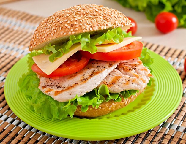 Sándwich de pollo con ensalada y tomate