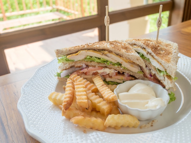 Sándwich de pollo y papas fritas