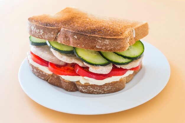 Sándwich de pollo con tomate y pepino