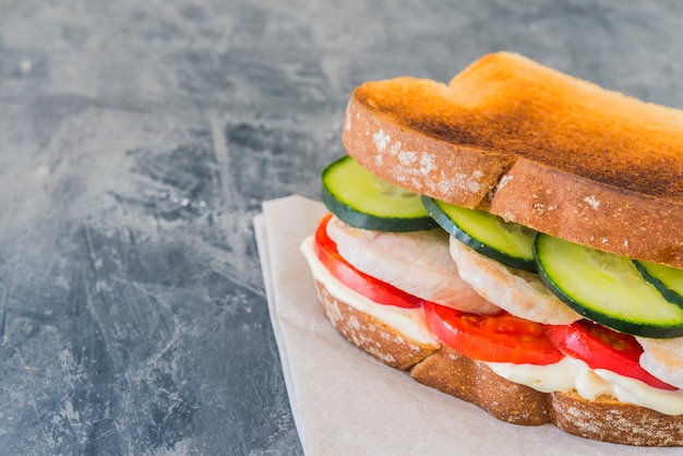 Sándwich de pollo con tomate y pepino