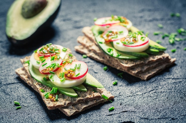 Sándwich de primavera con aguacate, rábano y huevos