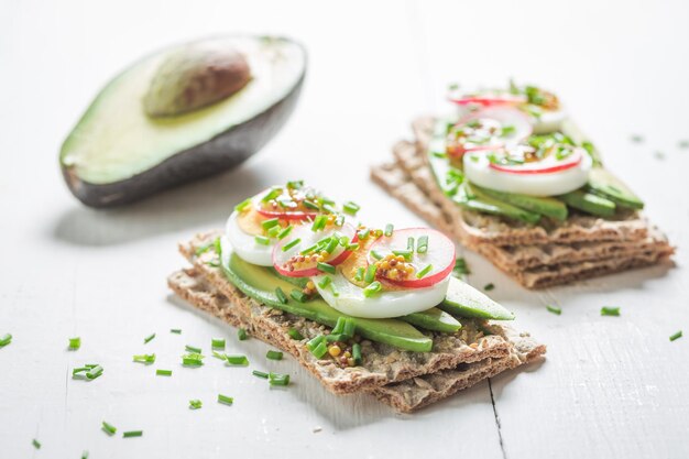 Sándwich primavera con cebollino aguacate y huevos