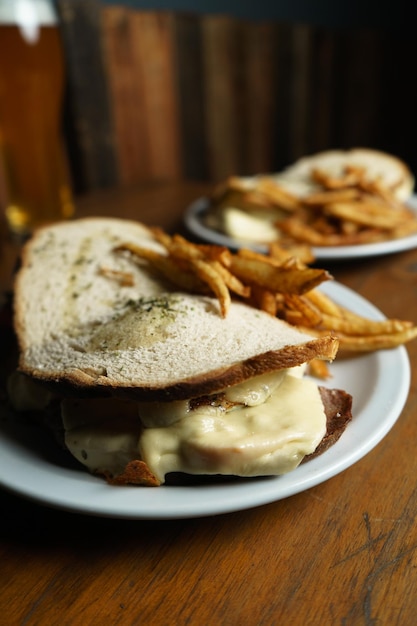 Sándwich con queso en una mesa