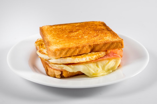 Foto sandwich de queso y pan de huevo misto caliente en una mesa de madera transparente conjunto rústico fino